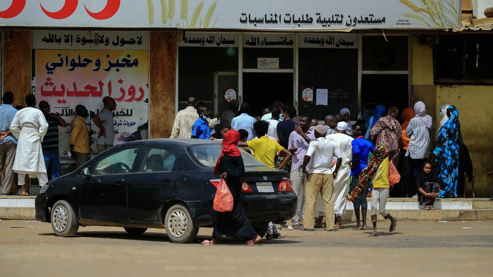 أزمة طوابير الخبز تتجدد في السودان وسط اتساع السوق السوداء