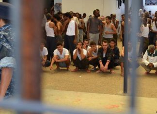 لاجئون من النيجر والسودان وإريتريا في ليبيا: “نطالب بإجلائنا فورا عن هذا البلد لأنه غير آمن” لاجئون من النيجر والسودان وإريتريا في ليبيا: “نطالب بإجلائنا فورا عن هذا البلد لأنه غير آمن”