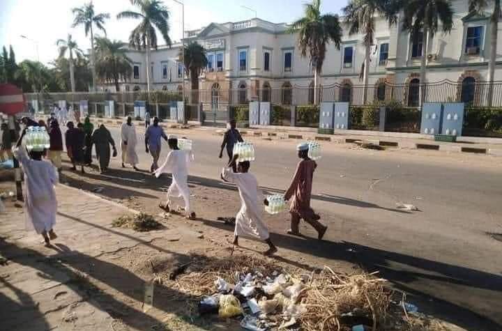 رواد التواصل الاجتماعي يرصدون التظاهرات مدفوعة الأجر اعتصام القصر