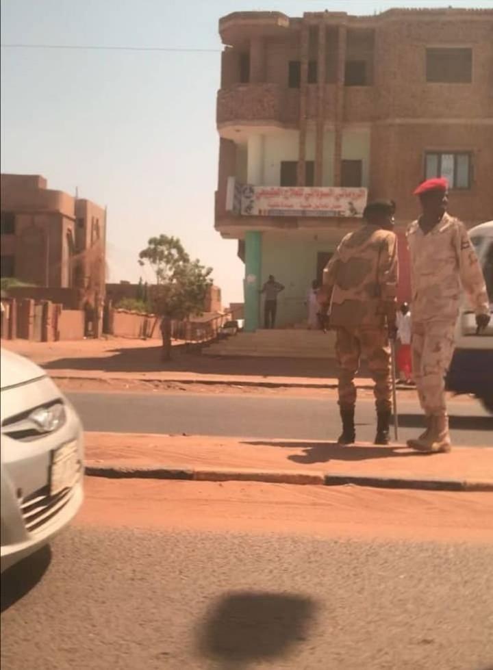 من أزال متاريس القصر الجمهوري؟