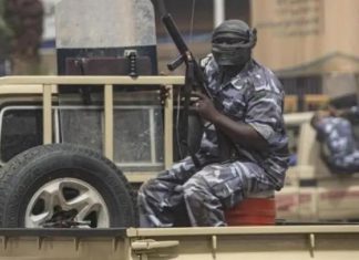 الشرطة تفرض طوقاً أمنياً لمنع معتصمي القصر الجمهوري من الوصول الي مقر مجلس الوزراء الشرطة تفرض طوقاً أمنياً لمنع معتصمي القصر الجمهوري من الوصول الي مقر مجلس الوزراء