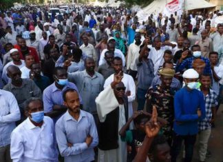 المعتصمون المؤيدون للجيش في السودان يطالبون بإسقاط رئيس الوزراء اعتصام القصر