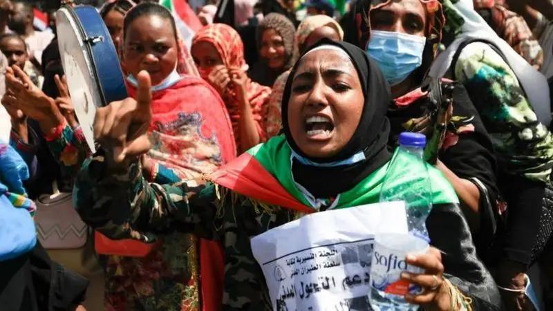 مظاهرات السودان: مئات الآلاف يخرجون في احتجاجات تطالب بحكم مدني للبلاد
