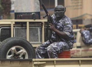 الشرطة تطلق الغاز المسيل للدموع لتفريق المتظاهرين بأم درمان الشرطة تطلق الغاز المسيل للدموع لتفريق المتظاهرين بأم درمان