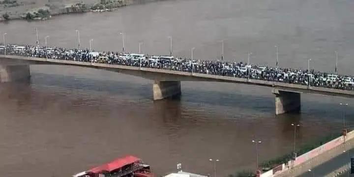 صورة معبرة لثوار الحاج يوسف وشرق النيل وهم يجتازون أحد الجسور للمشاركة في مواكب 21 أكتوبر