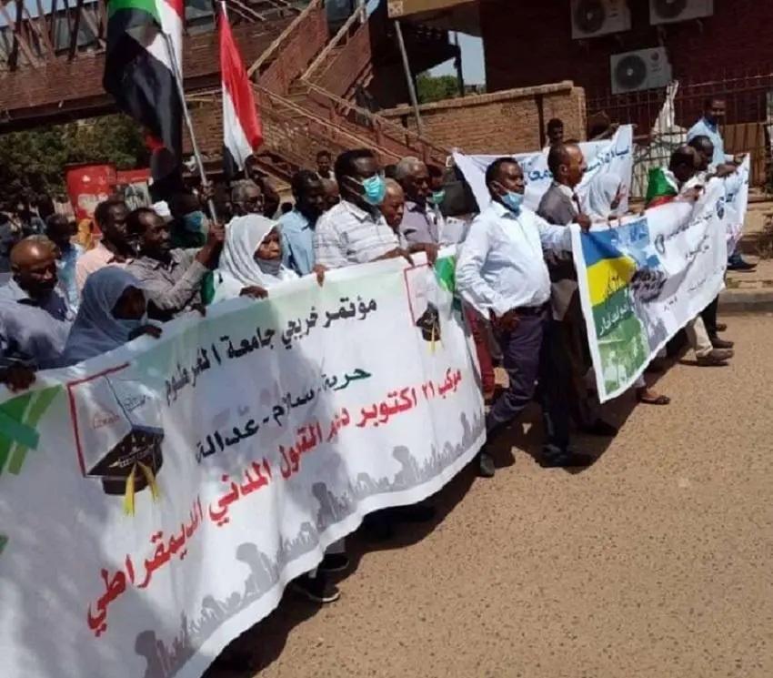 مديرة جامعة الخرطوم تتقدم موكب الأساتذة لدعم التحول المدني