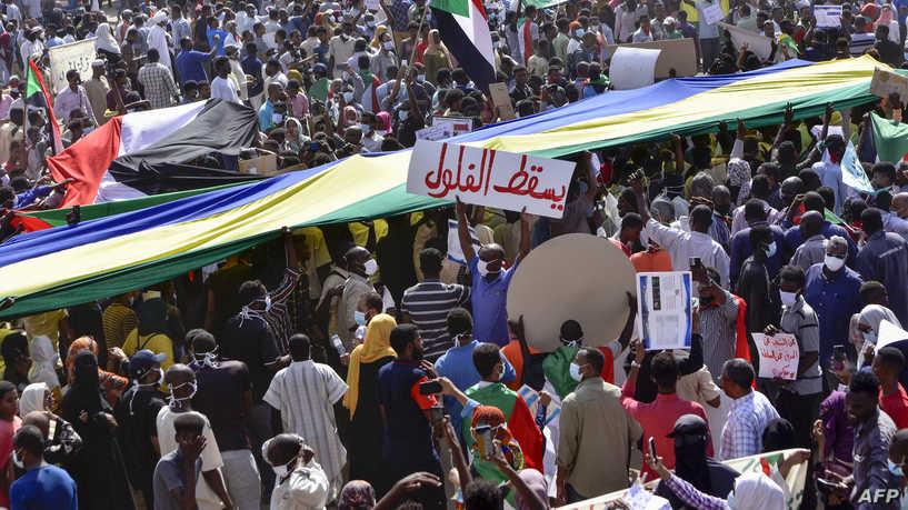 مئات الآلاف يتظاهرون بالخرطوم والولايات لدعم الحكم المدني