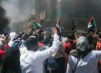 فرقاء السودان يحتكمون “لشارع مقابل شارع” بعد إخفاق الحوار داخل الغرف المغلقة.. فرقاء السودان يحتكمون "لشارع مقابل شارع"