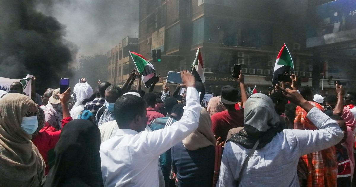 بعد إخفاق الحوار داخل الغرف المغلقة.. فرقاء السودان يحتكمون "لشارع مقابل شارع"