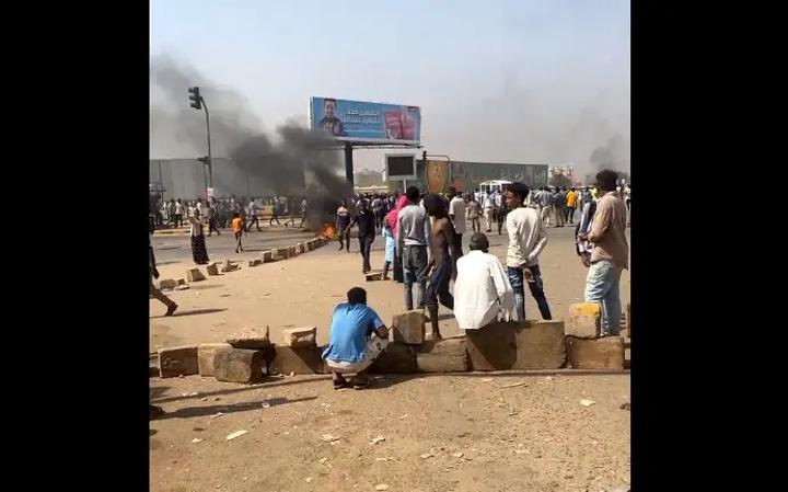 عاجل: الدعم السريع يطلق الرصاص على ثوار احتموا بالقيادة العامة