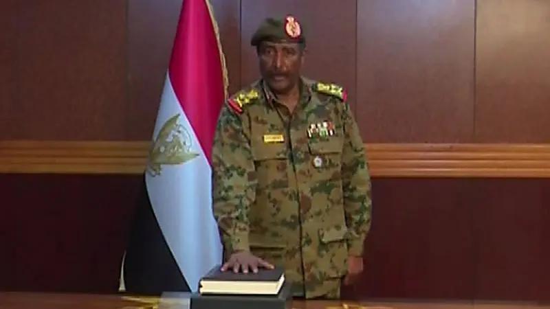السفاح البرهان في يومه الانقلابي الاول ثلاثة شهدا واكثر من ٨٠ جريح