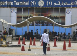 السودان يعيد فتح مطار الخرطوم بعد يوم من إغلاقه السودان يعيد فتح مطار الخرطوم بعد يوم من إغلاقه