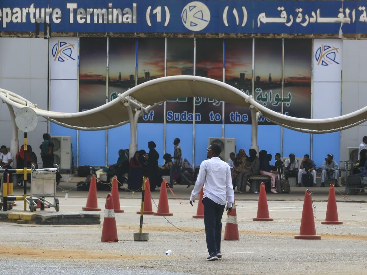 السودان يعيد فتح مطار الخرطوم بعد يوم من إغلاقه