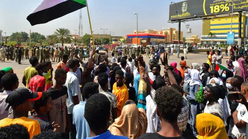 “لا نعرف أماكن احتجازهم”.. موجة اعتقالات لصحفيين ونشطاء في السودان