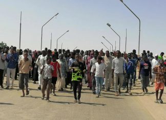السودانيون يواصلون الاحتجاج ضد “الانقلاب” السودانيون يواصلون الاحتجاج ضد “الانقلاب”.. ضغوط دولية ودعوات لمسيرة مليونية السبت