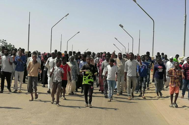 السودانيون يواصلون الاحتجاج ضد “الانقلاب”.. ضغوط دولية ودعوات لمسيرة مليونية السبت
