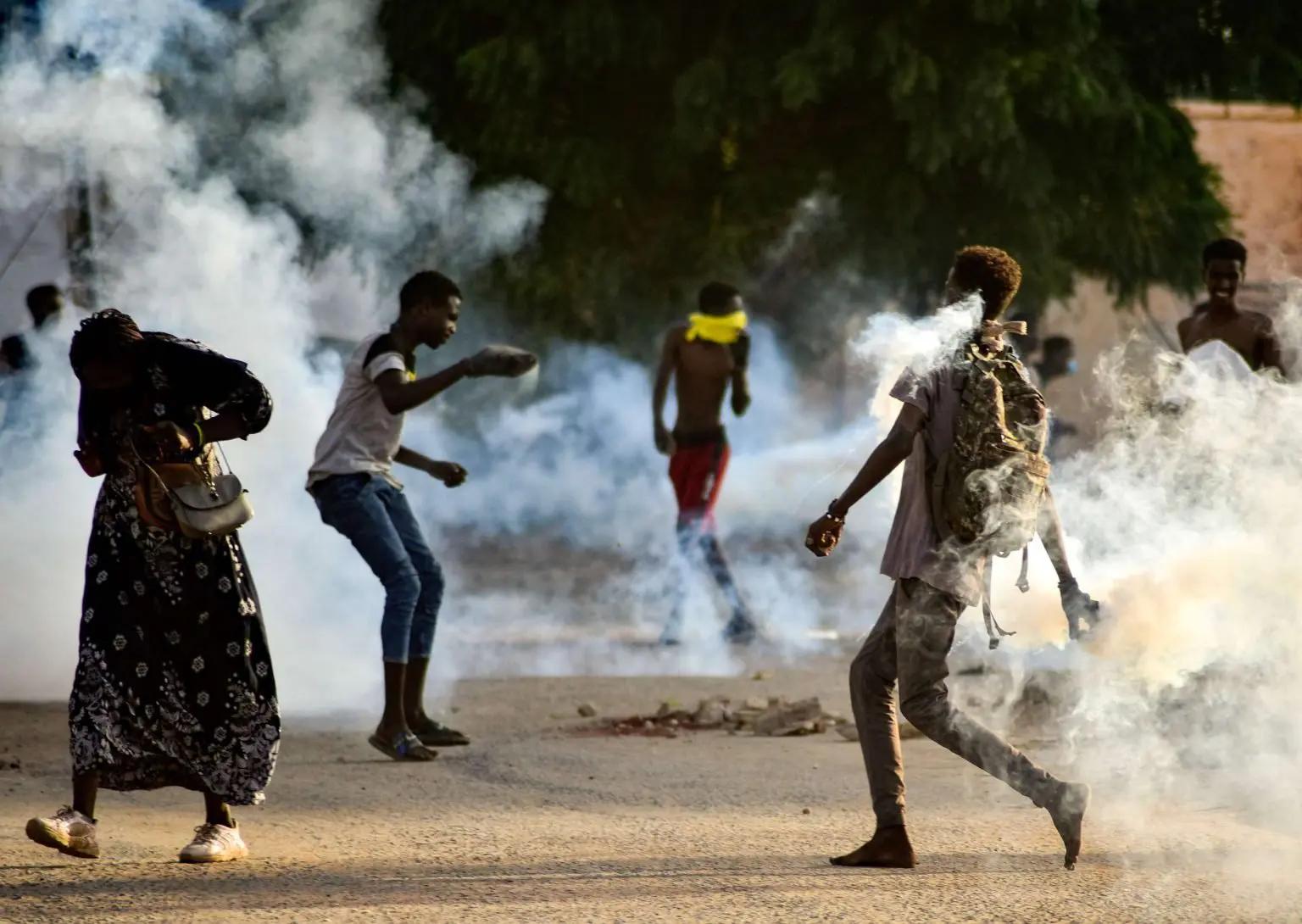 “لا نعرف أماكن احتجازهم”.. موجة اعتقالات لصحفيين ونشطاء في السودان