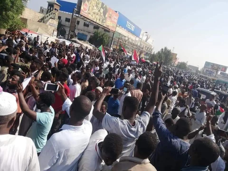انطلاق مواكب 30 اكتوبر رفضا لإنقلاب الجيش ودعماً لمدنية الدولة (فيديو)