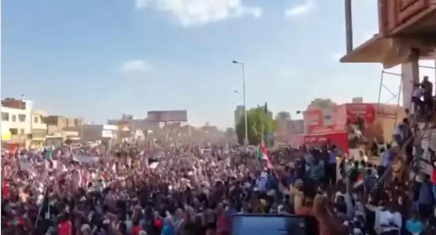 فيديو: فيضان من الحشود البشرية غصّ بهم شارع الستين
