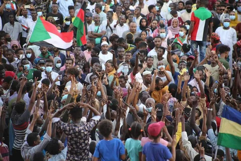 مع استمرار جهود الوساطة وتواصل العصيان.. إعادة اعتقال جميع المنسوبين للنظام السوداني المعزول المفرج عنهم مع استمرار جهود الوساطة وتواصل العصيان.. إعادة اعتقال جميع المنسوبين للنظام السوداني المعزول المفرج عنهم