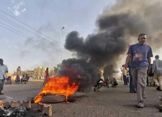 نشطاء السودان يرفضون تقاسم السلطة ويدعون إلى الإضراب نشطاء السودان يرفضون تقاسم السلطة ويدعون إلى الإضراب