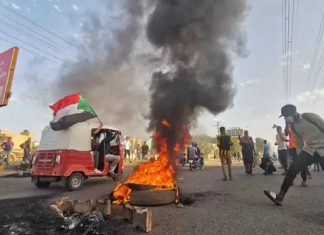 المحتجون ضد الانقلاب في السودان يغلقون شوارع العاصمة المحتجون ضد الانقلاب في السودان يغلقون شوارع العاصمة