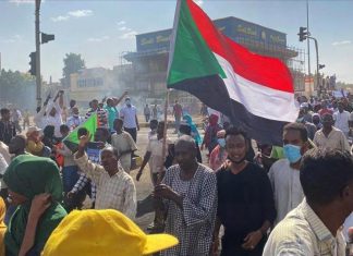 مظاهرات في أحياء المدن تطالب بـ”حكم مدني” مظاهرات في أحياء المدن تطالب بـ”حكم مدني”