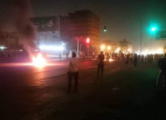 مظاهرات ليلية احتجاجا على تشكيل مجلس السيادة الجديد مظاهرات ليلية احتجاجا على تشكيل مجلس السيادة الجديد