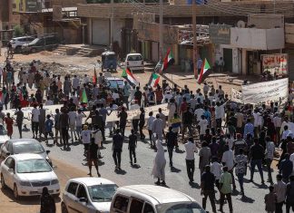 خمسة قتلى في احتجاجات على الانقلاب العسكري في السودان خمسة قتلى في احتجاجات على الانقلاب العسكري في السودان.. ومظاهرات أمام سفارتي مصر والإمارات في لندن- (صور وفيديو)