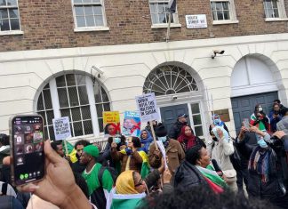 مسيرة لندنية هادرة تهز أركان الإنقلاب العميل وسفارات داعميه مسيرة لندنية هادرة تهز أركان الإنقلاب العميل وسفارات داعميه