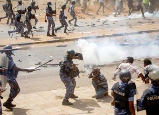 أحد المحتجين لصحيفة فرنسية: لو كانت لدينا أسلحة لدافعنا عن أنفسنا أحد المحتجين بالسودان لصحيفة فرنسية: لو كانت لدينا أسلحة لدافعنا عن أنفسنا