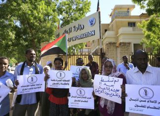 صحفيون يحتجون رفضا للاعتقالات و”قمع حرية الرأي” بالسودان صحفيون يحتجون رفضا للاعتقالات و”قمع حرية الرأي” بالسودان