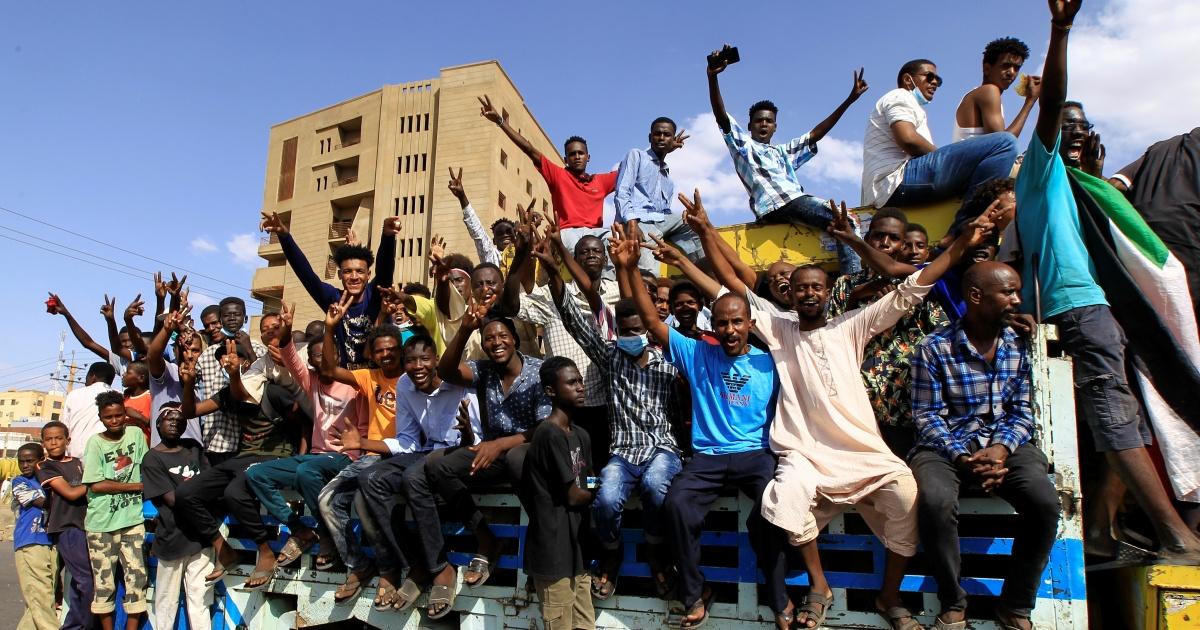 السودان يستعد لمليونية اليوم.. السفارة الأميركية تحذر مواطنيها والشرطة تتهم متظاهرين بإحراق أحد أقسامها السودان يستعد لمليونية اليوم.. السفارة الأميركية تحذر مواطنيها والشرطة تتهم متظاهرين بإحراق أحد أقسامها