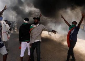 رويترز: آلاف الأشخاص يتجهون صوب القصر الرئاسي بالعاصمة السودانية رويترز: آلاف الأشخاص يتجهون صوب القصر الرئاسي بالعاصمة السودانية