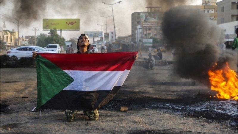 من يقتل المتظاهرين ؟ من يقتل المتظاهرين ؟