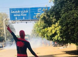 (سبايدر مان) السوداني يتصدي لقمع قوات الشرطة في قلب الخرطوم (سبايدر مان) السوداني يتصدي لقمع قوات الشرطة في قلب الخرطوم