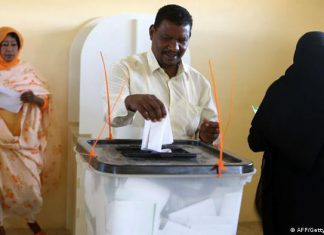الانتخابات المبكرة.. هل تخرج السودان من أزماته؟ صورة أرشيفية لآخر انتخابات في السودان جرت في عهد نظام عمر البشير عام 2015
