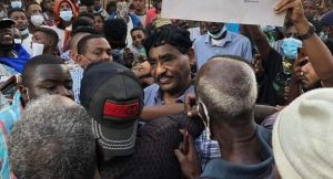 محاصرة إبراهيم الشيخ، القيادي بقوى الحرية والتغيير من قبل الثوار خلال موكب 19 ديسمبر