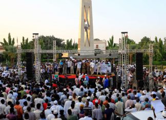 لماذا فشل اعتصام القصر الجمهوري؟ المتظاهرون أمام حرم القصر الرئاسي في العاصمة السودانية الخرطوم .