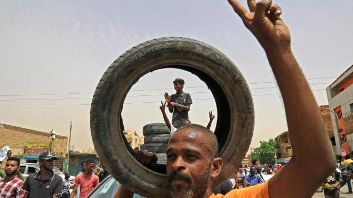 السودان يتشبث بطوق المساعدات لمواجهة الأزمات الخانقة السودان يتشبث بطوق المساعدات لمواجهة الأزمات الخانقة