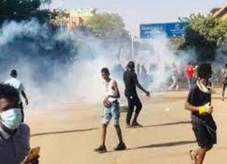 الشرطة تطلق الغاز المسيل للدموع على متظاهرين قرب القصر الجمهوري الشرطة تطلق الغاز المسيل للدموع على متظاهرين قرب القصر الجمهوري