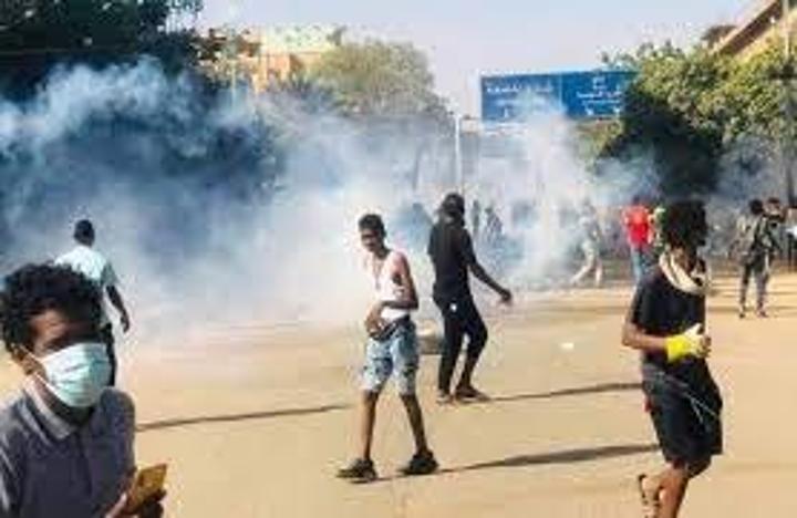 الشرطة تطلق الغاز المسيل للدموع على متظاهرين قرب القصر الجمهوري الشرطة تطلق الغاز المسيل للدموع على متظاهرين قرب القصر الجمهوري