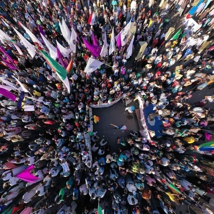 الأمن يمنع المتظاهرين من الوصول إلى قصر الرئاسة بالخرطوم الأمن يمنع المتظاهرين من الوصول إلى قصر الرئاسة بالخرطوم