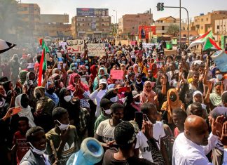 السودانيون يترقبون بحذر إعلان «ميثاق سياسي» جديد السودانيون يترقبون بحذر إعلان «ميثاق سياسي» جديد