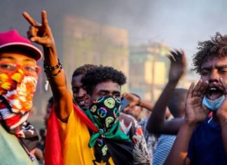 السودانيون يترقبون بحذر إعلان «ميثاق سياسي» جديد السودانيون يترقبون بحذر إعلان «ميثاق سياسي» جديد