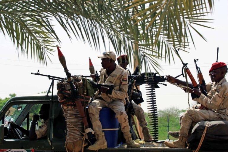 القوات المسلحة تواصل تأمين موسم الحصاد بالفشقة القوات المسلحة تواصل تأمين موسم الحصاد بالفشقة