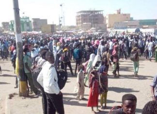 مظاهرات طلابية بالفاشر غربي السودان ضد “الإعلان السياسي” مظاهرات طلابية بالفاشر غربي السودان ضد “الإعلان السياسي”