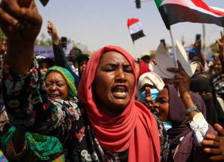 الأمن السوداني يطلق الغاز المسيل للدموع على متظاهرين قرب القصر الرئاسي الأمن السوداني يطلق الغاز المسيل للدموع على متظاهرين قرب القصر الرئاسي