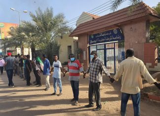 طوق بشري من الثوار لحماية رئاسة شرطة أم درمان طوق بشري من الثوار لحماية رئاسة شرطة أم درمان