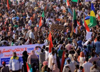 انقلاب السودان.. لماذا تحول موقف المتظاهرين من حمدوك؟ انقلاب السودان.. لماذا تحول موقف المتظاهرين من حمدوك؟